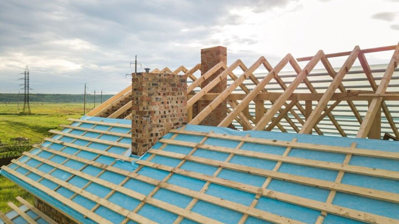 Drewniane pokrycie dachowe a odparowanie - jak zapewnić odpowiednią wentylację?