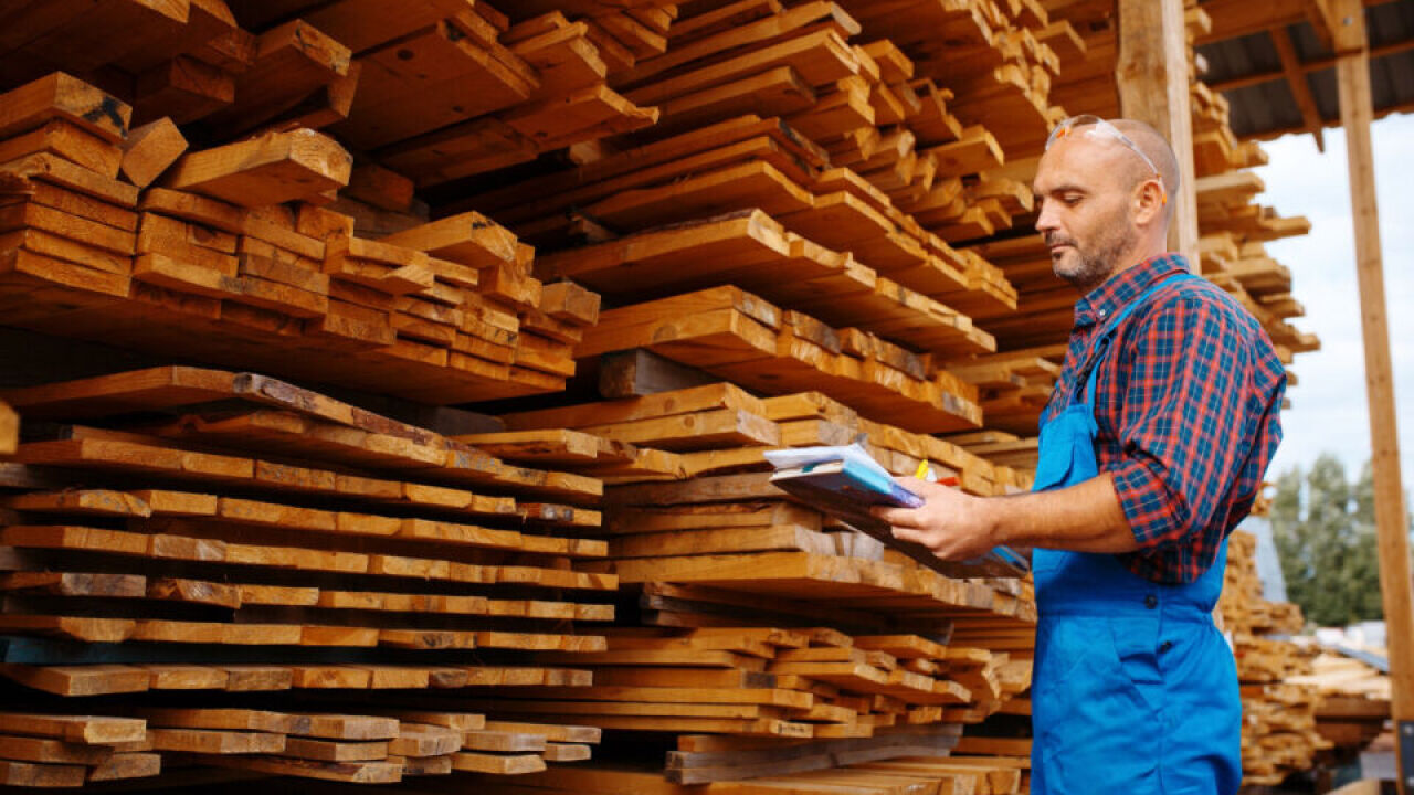 Jaki wpływ ma wilgotność na cechy użytkowe drewna?