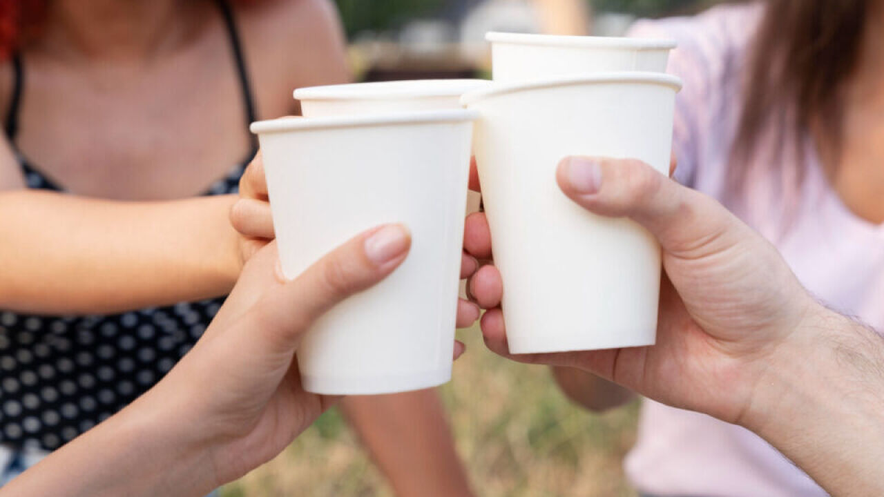 Papierowe vs. plastikowe: który rodzaj kubka jest bardziej wytrzymały?