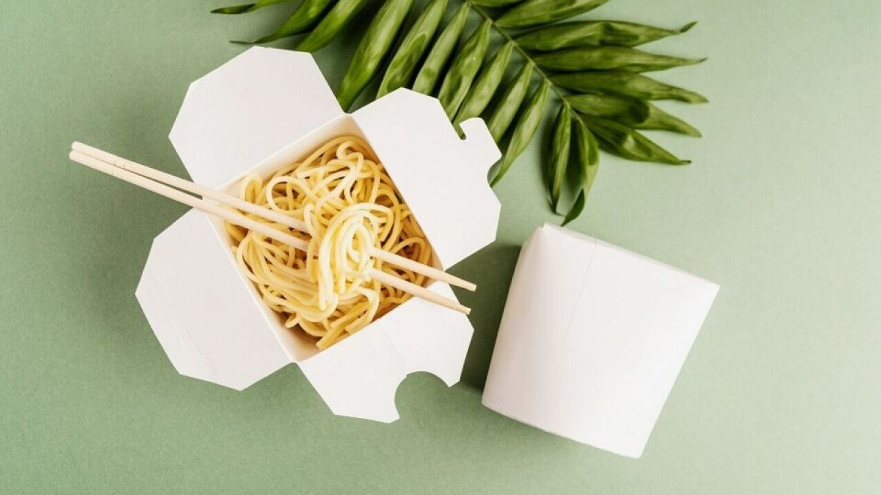 Zastosowanie opakowań typu noodle box w gastronomii