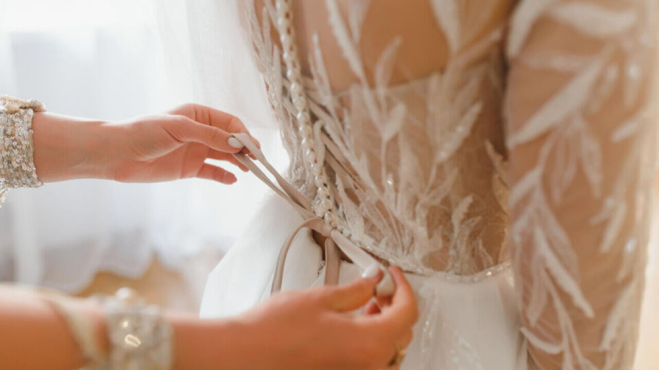 Jak wybrać odpowiednią krawcową do uszycia sukni ślubnej na miarę?