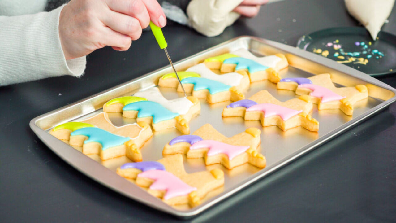 Kolorowe polewy na ciasta - pomysły i przepisy z użyciem barwników spożywczych