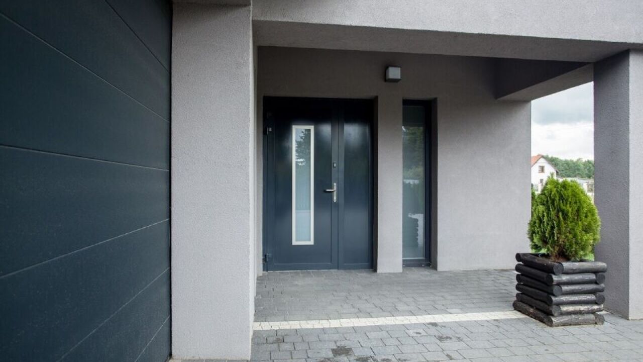 Jakie zagrożenia dla domowego bezpieczeństwa niosą za sobą drzwi balkonowe z przeszklonymi panelami?