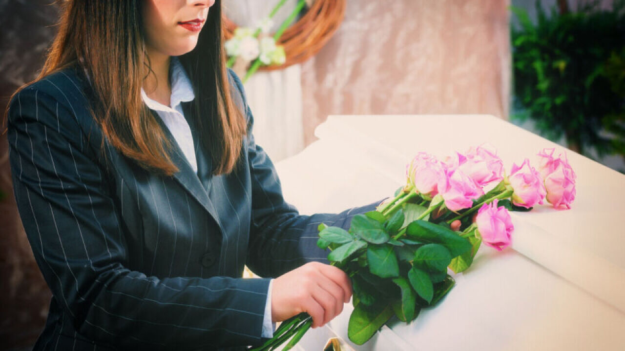 Dlaczego coraz więcej osób decyduje się na kremację? Zmiany obyczajowe czy praktyczne rozwiązanie?