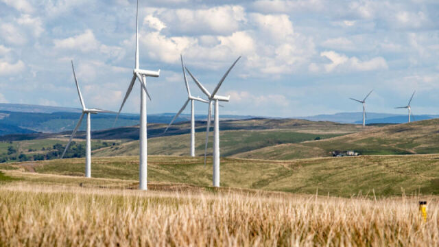 Bezpieczeństwo pracy na farmach wiatrowych - kluczowe wyzwania i zagrożenia