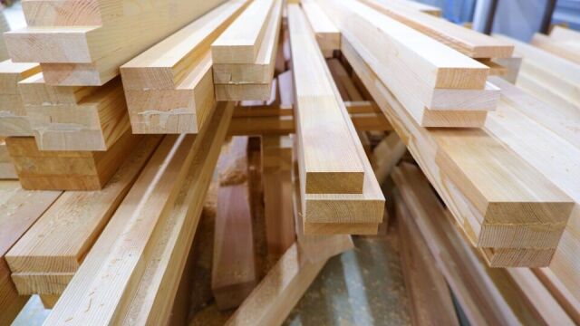 Ile kosztuje zbudowanie domu z użyciem drewna klejonego BSH w porównaniu z tradycyjnymi metodami budowlanymi?
