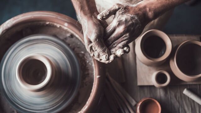Sekrety tworzenia ręcznie malowanych ceramiki w manufakturze