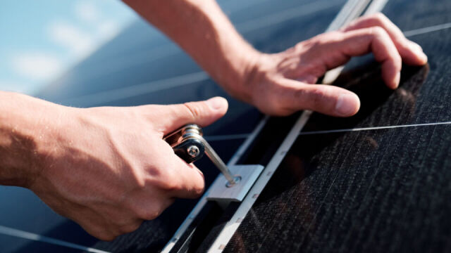 Sposoby mocowania paneli solarnych bez użycia tradycyjnych śrub - nowe trendy na rynku