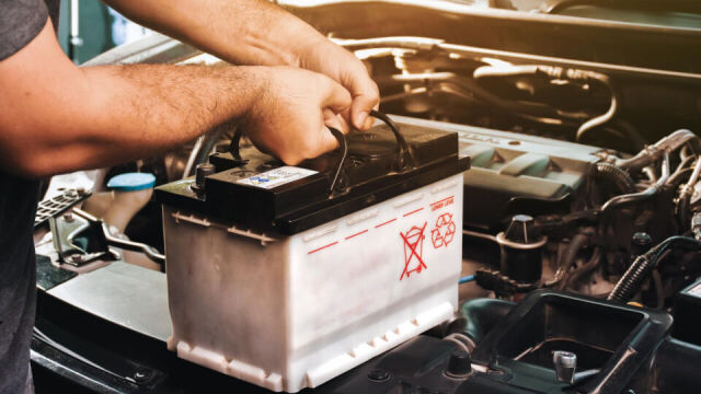 Czym różnią się układy ładowania dla baterii pojazdów silnikowych i jednośladów elektrycznych?