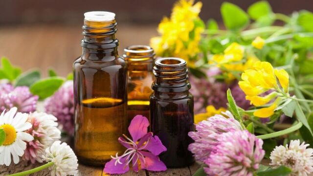 Jak wykorzystać naturalne olejki eteryczne do pielęgnacji skóry?