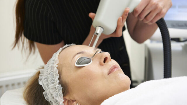 Praktyczne porady dotyczące pielęgnacji twarzy dla kobiet i mężczyzn w wieku 40+
