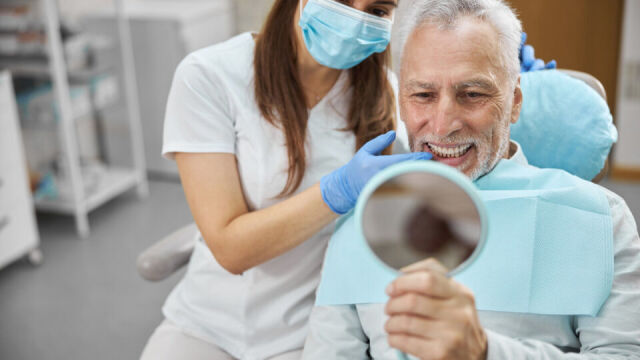 Czy implanty zębów mogą być używane jako alternatywa dla sztucznych protez w przypadku dużych ubytków?