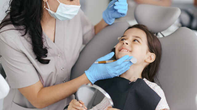 Jakie są korzyści regularnych wizyt u stomatologa dla dzieci?