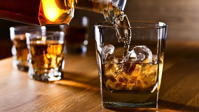 Metody degustacji whiskey: jak profesjonaliści oceniają jej jakość?