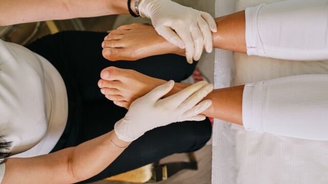 W jaki sposób leczyć stan zapalny stopy? Porady od podologa