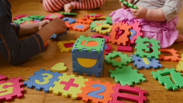 Zabawki vs. zestawy kreatywne: Dlaczego warto inwestować w edukacyjne zestawy?
