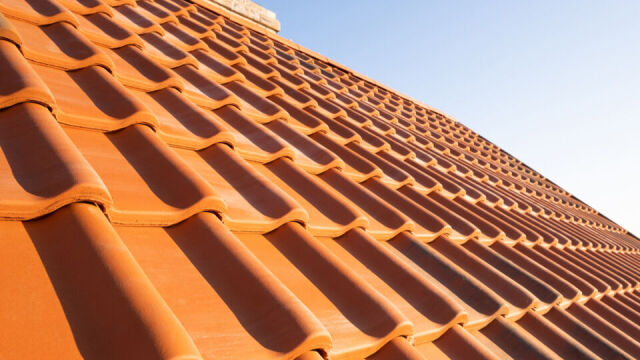 Główne korzyści z używania dachówek ceramicznych