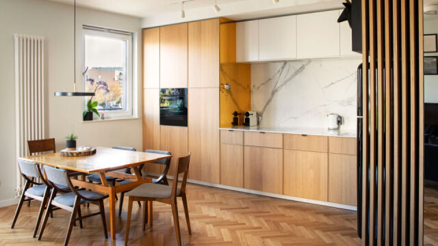 Jak zabezpieczyć drewniane panele podłogowe przed uszkodzeniami w kuchni?