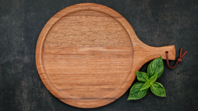Jakie są różnice między deską plastikową a drewnianą podczas przygotowywania jedzenia?