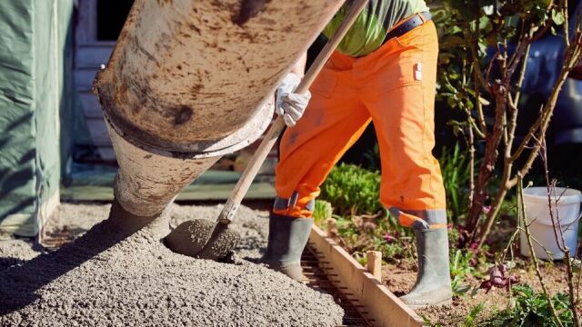 Krok po kroku: jak zrobić mieszankę betonową do posadzki