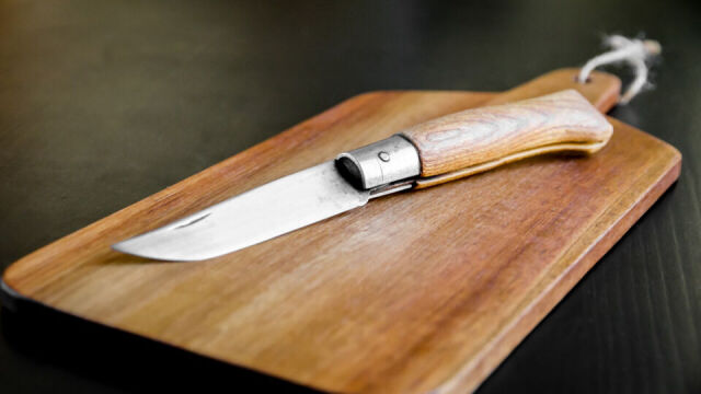 Poradnik dla początkujących: Jak prawidłowo ostrzyć noże kuchenne?