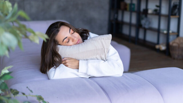 Sofy z funkcją spania a ergonomiczny design - połączenie stylu i komfortu