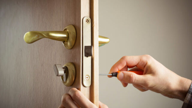 Zagrożenia związane z tradycyjnymi zamkami a zalety wkładek drzwiowych Master Key