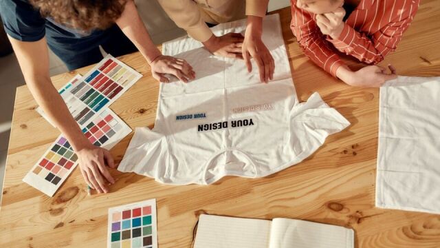 Odpowiedni dobór kolorów i wzorów na firmowej odzieży – jak się wyróżnić?