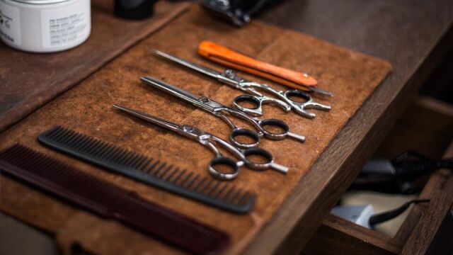 Nożyczki punktowe a zwykłe nożyczki fryzjerskie - kiedy warto sięgnąć po te pierwsze?