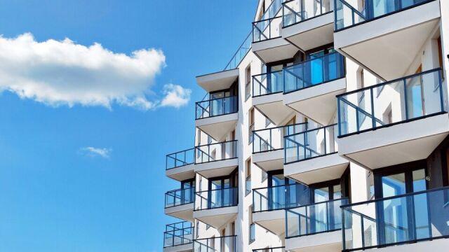 Które miasta nad polskim morzem oferują najlepsze warunki do wynajęcia apartamentu?