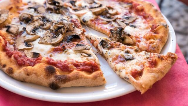 Najlepsze restauracje z prawdziwą włoską pizzą – gdzie ich szukać?