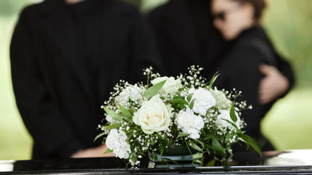 Czy warto skorzystać z usług florystów przy tworzeniu wianków pogrzebowych? Argumenty za i przeciw.