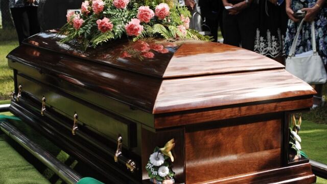 Kosztowne tradycje pogrzebowe - czy warto się na nie decydować?
